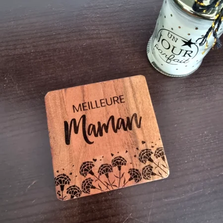 Un sous-verre en acacia, avec écrit "Meilleure maman" et une illustration de fleurs.